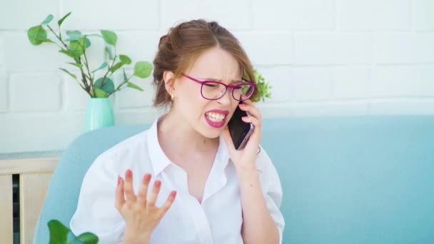 Κορίτσι Είχε Μια Κακή Συνομιλία Στο Τηλέφωνο Και Είναι Νευρικοί — Αρχείο Βίντεο
