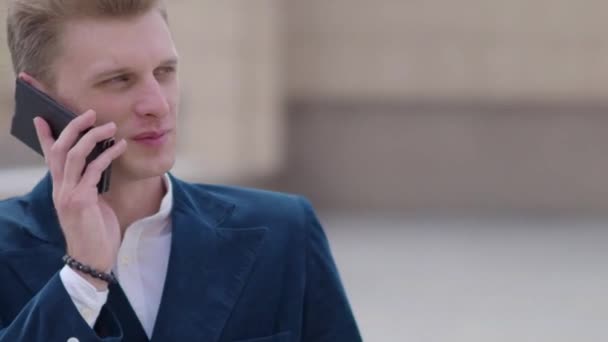Csinos Fiatal Üzletember Egy Klasszikus Ruha Kabát Beszél Szúró Telefon — Stock videók