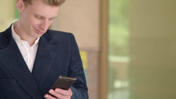 Homme Affaires Recherche Informations Sur Smartphone Tandis Que Autres Tiennent — Video