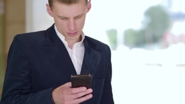 Empresário Procurando Informações Smartphone Enquanto Outros Estão Fila Gadgets Trabalhador — Vídeo de Stock