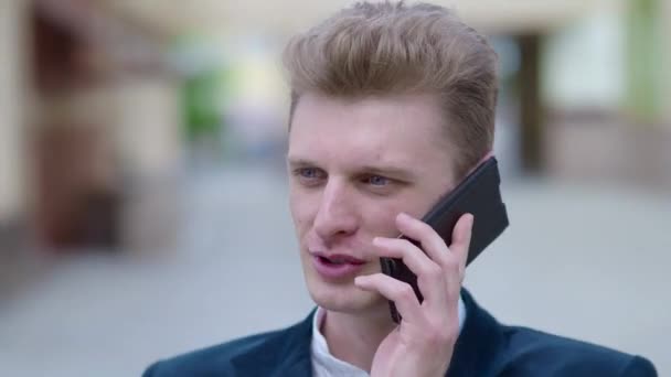 Молодой Задумчивый Бизнесмен Разговаривает Телефону Улице — стоковое видео
