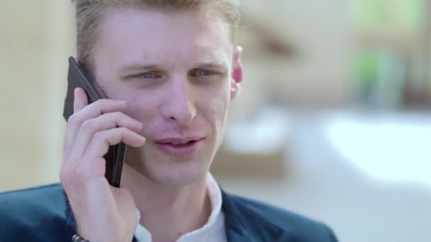 Молодий Пенсіонер Розмовляє Телефону Відкритому Повітрі — стокове відео