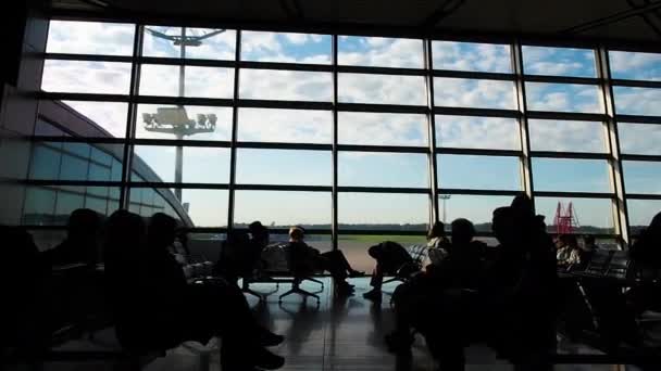 Siluetas Personas Terminal Del Aeropuerto Apresuran Vuelo Por Negocios — Vídeos de Stock