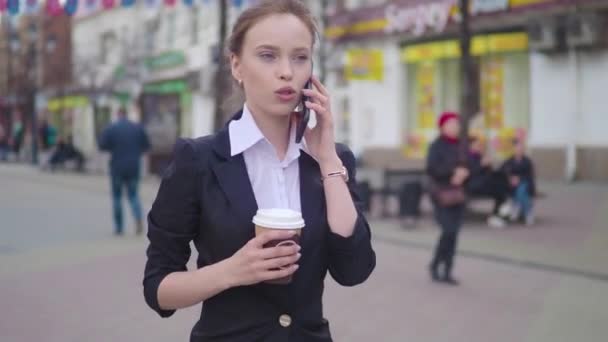 Vacker Brunett Kvinna Promenader Staden Gatan Och Pratar Mobilen Kvinnan — Stockvideo