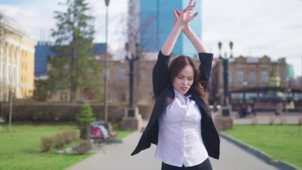 Crazy Happy Businesswoman Dancing Street Town Corporate Celebrating Achievement — Stock Video