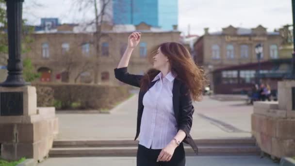 Chica Mestiza Feliz Está Caminando Bailando Calle Mirando Cámara Happynes — Vídeo de stock