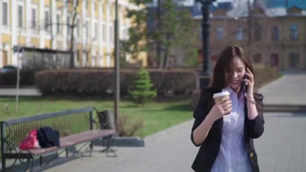 Красивая Брюнетка Гуляет Городской Улице Разговаривает Мобильному Телефону Женщина Ходит — стоковое видео