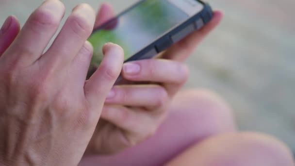 Close Vrouw Handen Met Behulp Van Touchscreen Telefoon Buitenshuis Stadspark — Stockvideo