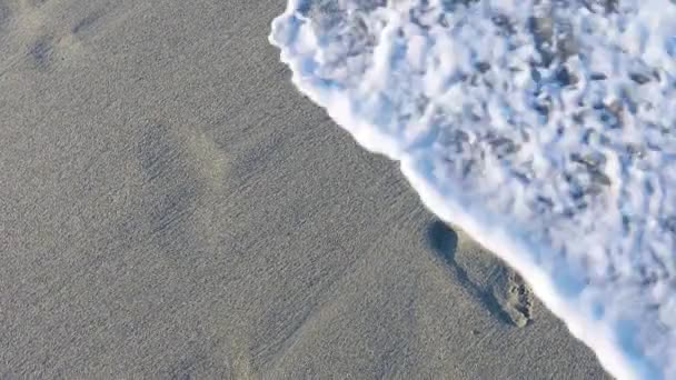Ίχνη Από Γυμνά Πόδια Στην Άμμο Πλυθεί Από Κύμα Της — Αρχείο Βίντεο