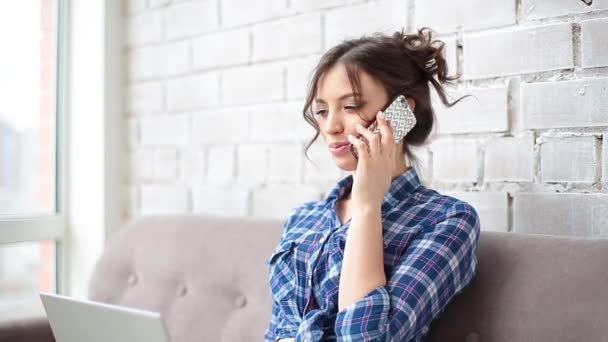 Radostná Mladá Žena Mluví Mobilním Telefonu Doma — Stock video