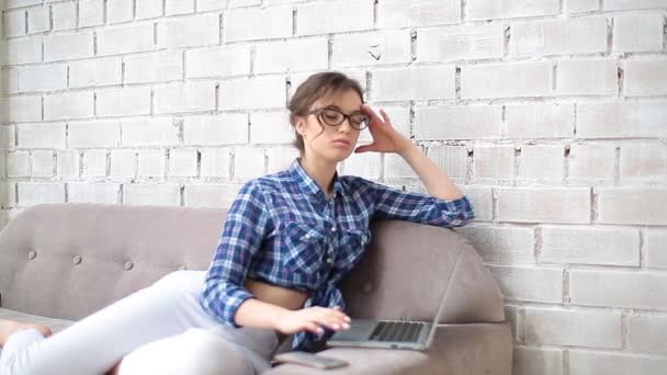 Chica Freelancer Viste Gafas Comienza Trabajar Ordenador Portátil Casa Ella — Vídeos de Stock