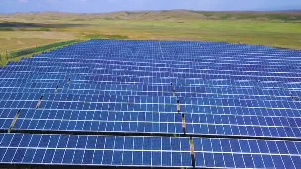 Luftaufnahme Eines Solarkraftwerks Schöne Landschaft Saubere Energiepaneele — Stockvideo