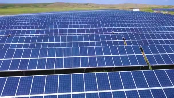 Vista Lateral Aérea Movimento Planta Energia Solar Paisagem Rural Bonita — Vídeo de Stock