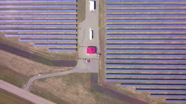 太陽光発電所の空中横方向の動きビュー 美しい田園風景 きれいなエネルギーパネル — ストック動画