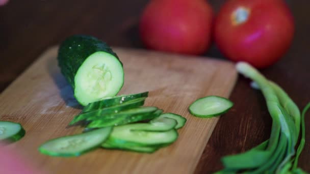 Mannelijke Handen Zelfgemaakte Gesneden Komkommer Voor Salade Gezonde Voeding Gezonde — Stockvideo