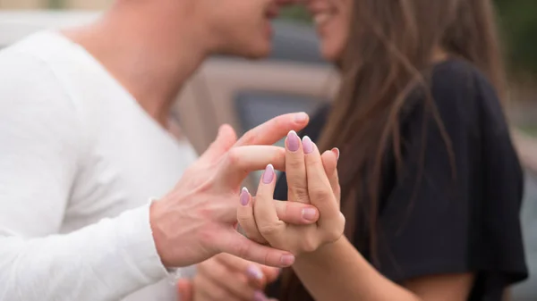 Tomando la mano. Hombre y mujer enamorados —  Fotos de Stock