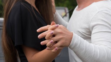 İki aşık alarak. Genç mutlu çifte mutluluk anı Street - yumuşak odak ile ilişki kavramı keyfi