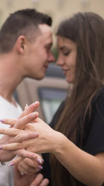 Hand houden. Man en vrouw verliefd — Stockfoto