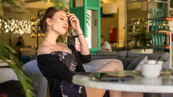 Restoran yumuşak odak göze sabah kahve içme kadın