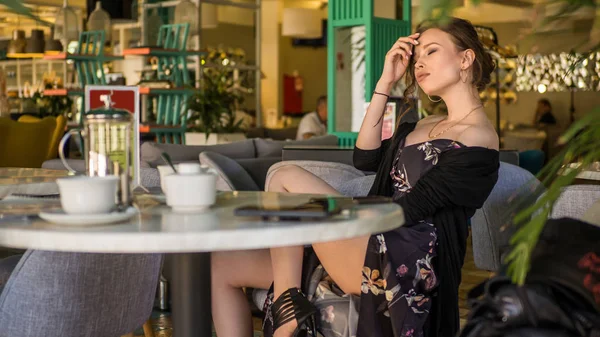 Restoran yumuşak odak göze sabah kahve içme kadın