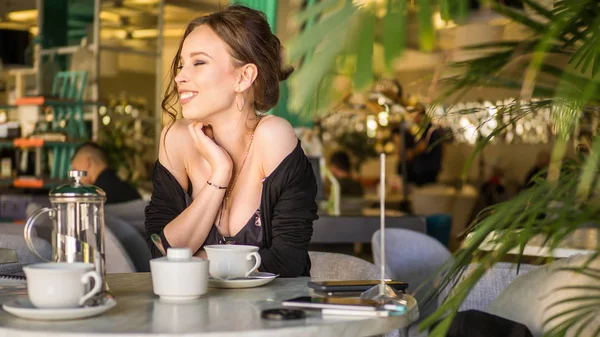 Restoran yumuşak odak göze sabah kahve içme kadın