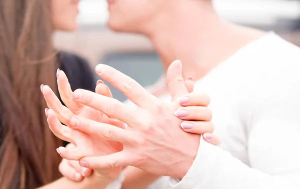 Tomando la mano. Hombre y mujer enamorados —  Fotos de Stock