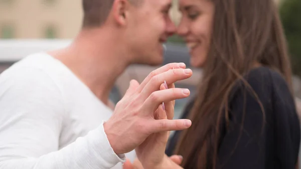 Tomando la mano. Hombre y mujer enamorados —  Fotos de Stock