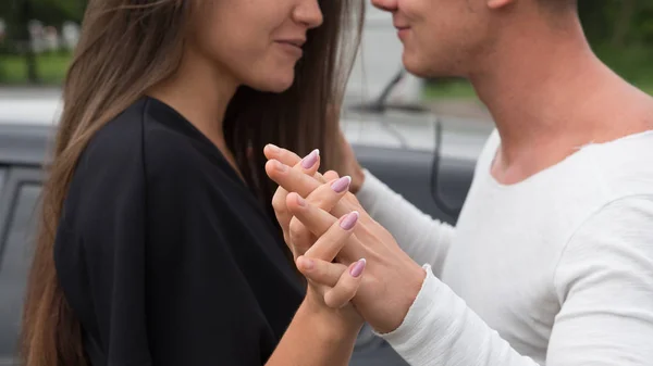 Tomando la mano. Hombre y mujer enamorados —  Fotos de Stock