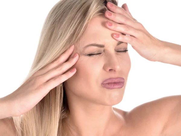 Concepto de dolor de cabeza - mujer joven que sufre una migraña — Foto de Stock