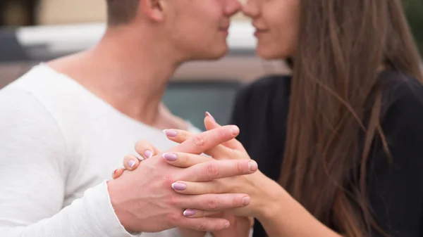 Tomando la mano. Hombre y mujer enamorados —  Fotos de Stock