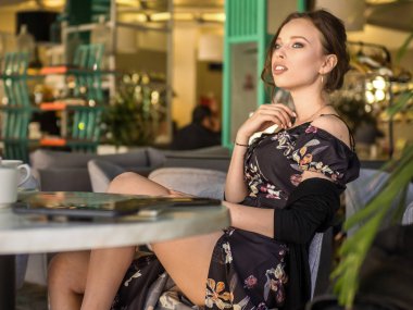 Restoran yumuşak odak göze sabah kahve içme kadın