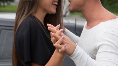 Elini tutuyor. Erkek ve kadın aşık