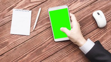 Yukarıdan bir işadamı ile bir tablet Pc ahşap masa üzerinde bir el