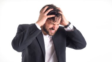 işadamı güçlü bir baş ağrısı vardır. Onun ellerini başını tutar ve acı içinde gözlerini kapadı. Yakın çekim portre. Beyaz izole.