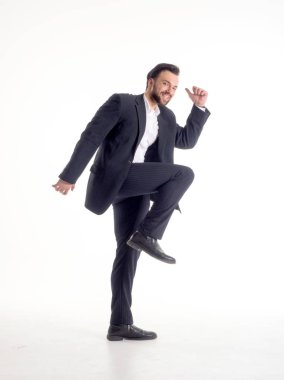 mutlu çalışan bir iş adamı. Beyaz arka plan üzerinde izole