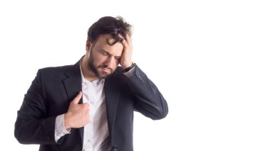 Beyaz arka plan üzerinde izole güçlü bir baş ağrısı muzdarip bir genç sakallı adam portresi kapatın