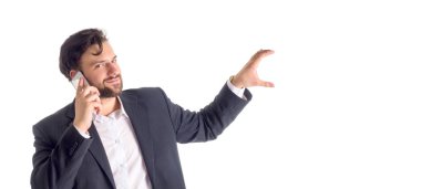 Mutlu bir telefon sunulması ile genç adam gülümseyerek ve metin veya ürün yalıtılmış beyaz arka plan üzerinde gösterilen.