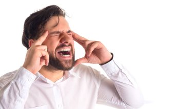 Beyazlı adam başını ve çığlıklar tutar, işadamı beyaz zemin üzerine iflas gider.