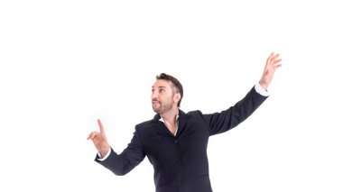 Sanal bir beyaz tahta üzerinde dokunmadan iş adamı. Beyaz izole