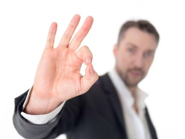 Genç işadamı ok jest yapıyor. El ele