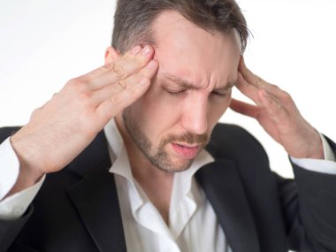 Kafa patlatma, güçlü migren. Afrika yakışıklı genç acıya yüz buruşturma ile mücadele. O iş takım elbise giyiyor