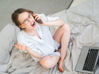 agresif iş kadını. Dizüstü bilgisayar ile çığlık ve hayal kırıklığına uğramış kadın