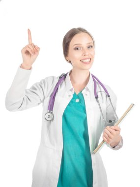 Genç güzel kadın doktor dikkat işaret gösteren stetoskop ile.