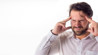 Kriz kavramı: aşırı yüklenmiş işadamı kapalı gözler baş ve beyaz arka plan üzerinde izole bağırarak, iki eliyle.