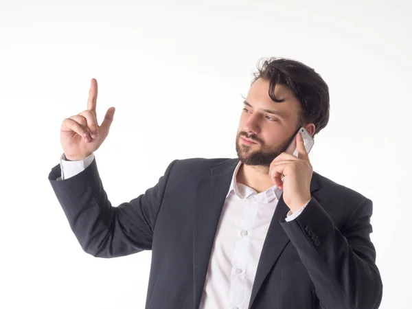 Ung leende affärsman talar på mobil isolerad på vit bakgrund — Stockfoto