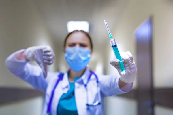 Unga Kvinnliga Läkare Håller Spruta Sjukhuskorridor Och Visar Döden Tecken — Stockfoto