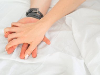 Eller bir çift yakından yapmak bir yatakta sıcak seks aşk.