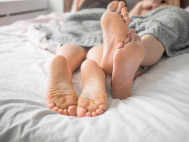 Çift yatakta Lezbiyencilik oynarken. Aşk ve ilişki kavramı.