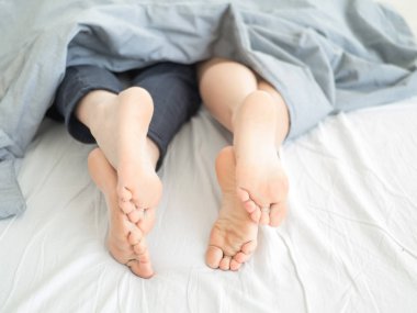 Battaniyenin altında yatakta yalan güzel sevgi dolu çift