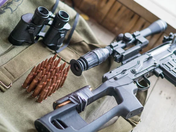 Odstřelovací puška, dalekohledy a munice na dřevěnou podlahu — Stock fotografie